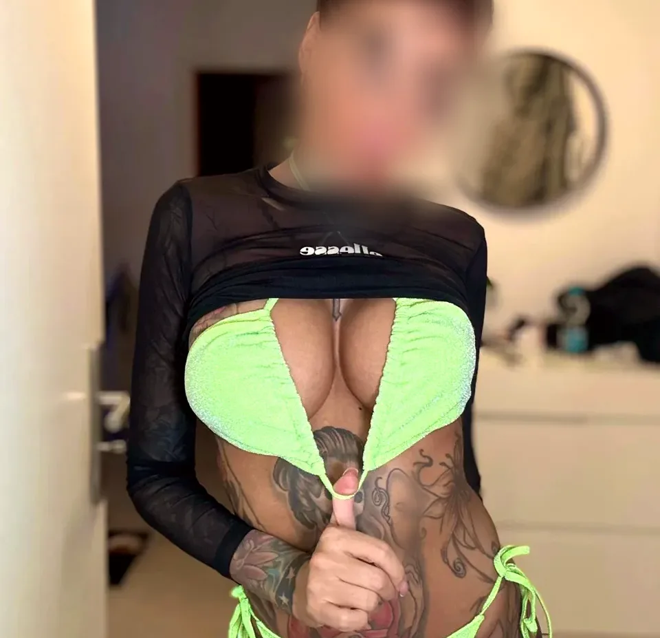 Eva, 37