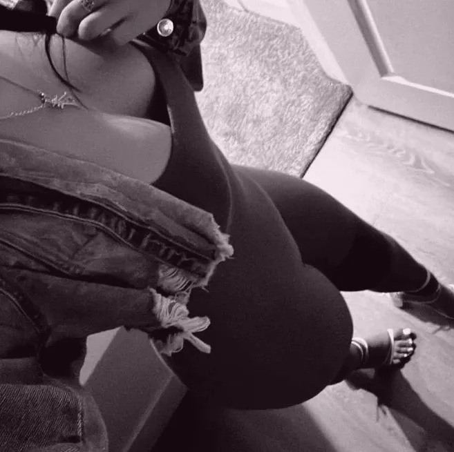 Soukaina, 25